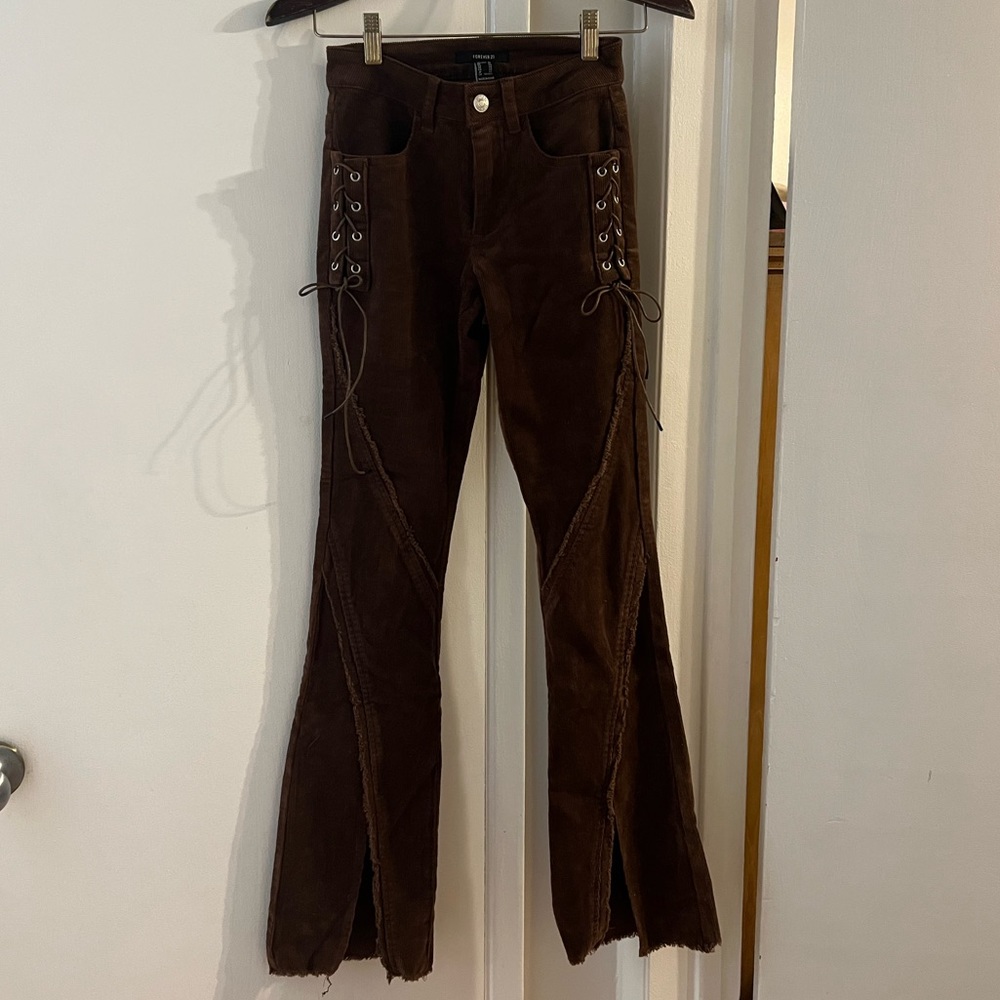 Corduroy lace-up brown pants.